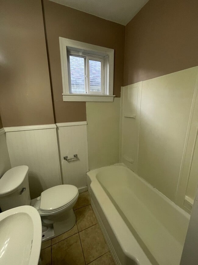 Building Photo - 1408 Methyl St