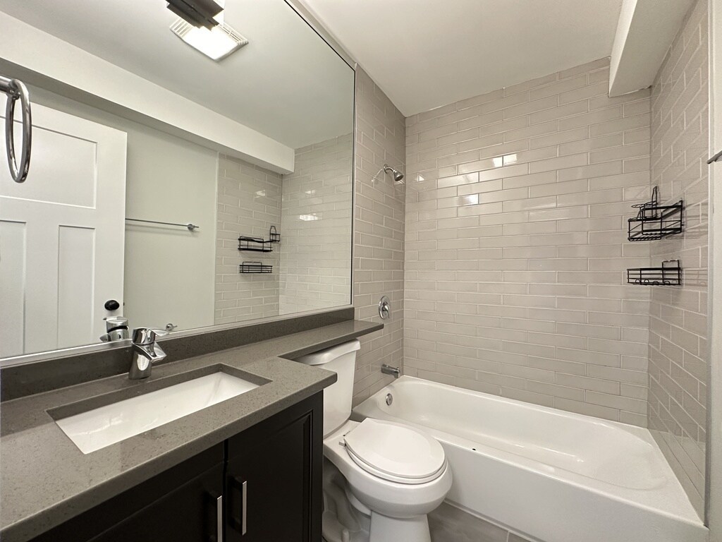 Building Photo - 533 W Surf St