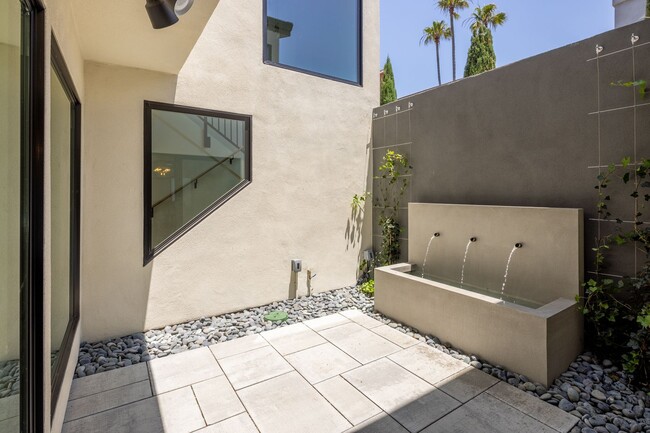 Building Photo - Gorgeous Fully Remodeled 5 Bedroom Home wi...