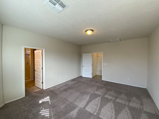 Building Photo - Beautiful 3 Bedroom Plus Office Recent Con...