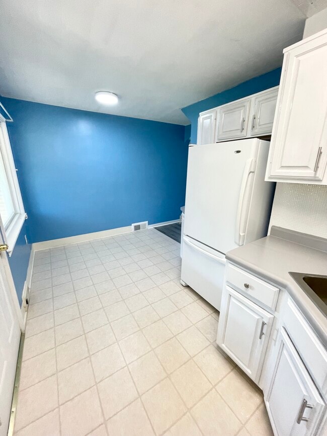 Building Photo - 613 Hickory Dr
