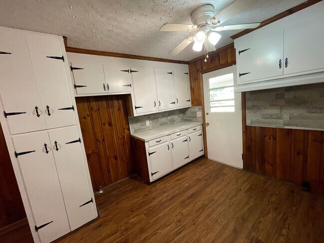 Building Photo - 3 bedroom 1.5 bath house available!   Large yard!