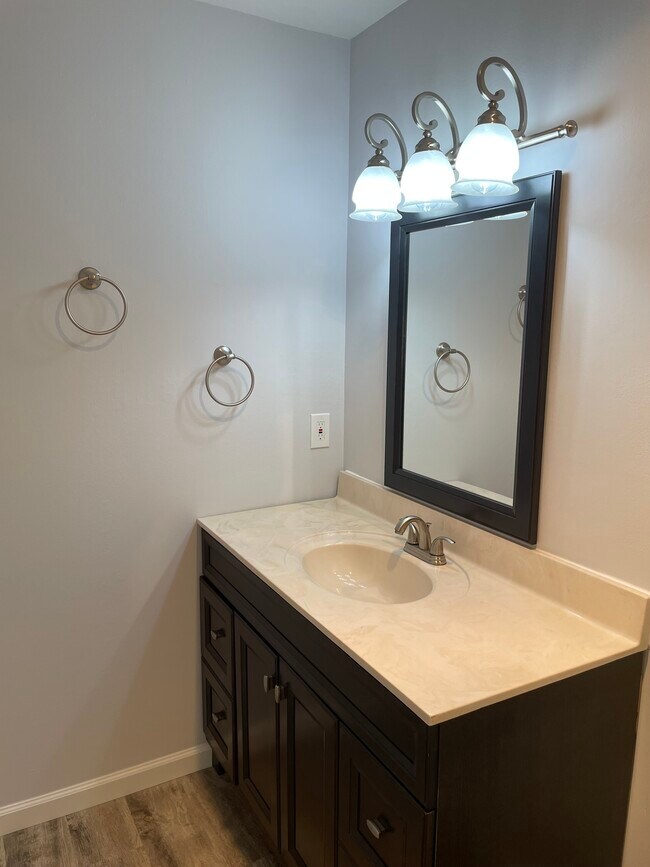 Building Photo - 900 Mountain Creek Rd