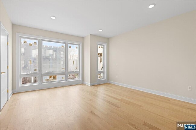 Building Photo - 45 Lincoln Ave