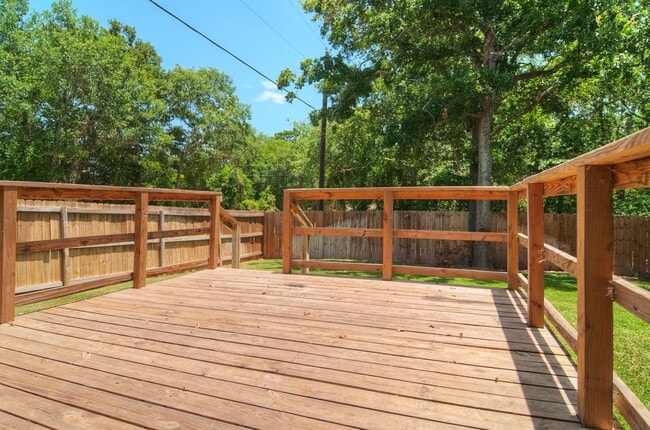 Building Photo - Immediate Move in! HUGE 3/3 duplex just Mi...