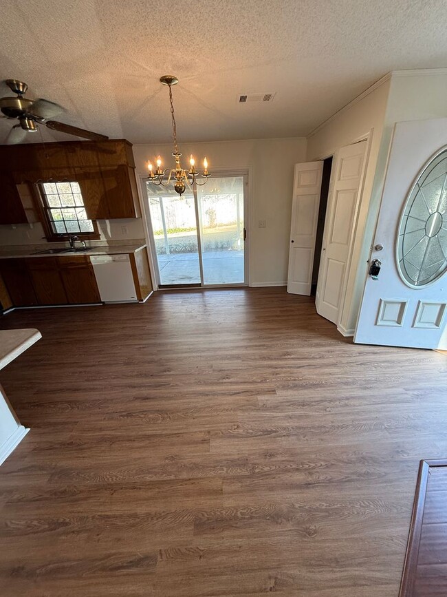 Building Photo - Whimsical in Lake Wildwood