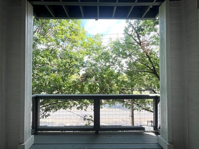 Building Photo - 2520 Bluebonnet Ln