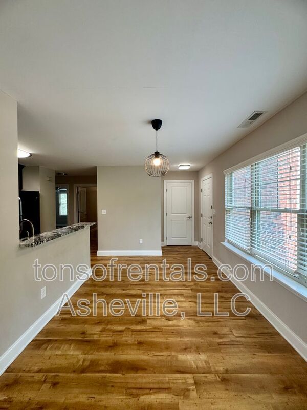 Building Photo - 252 Wash Creek Dr