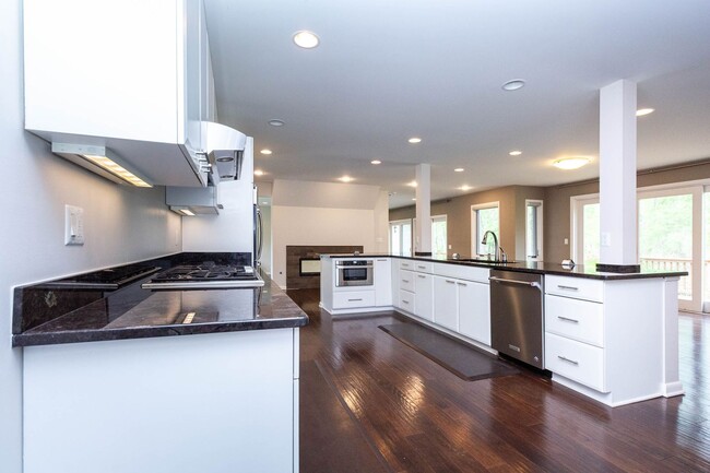 Building Photo - SOPHISTICATED COMFORT in HISTORIC FRANKLIN