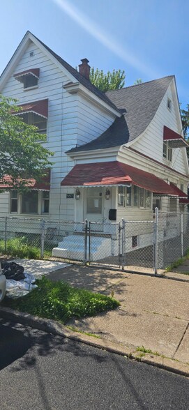 Building Photo - 560 W 17th St