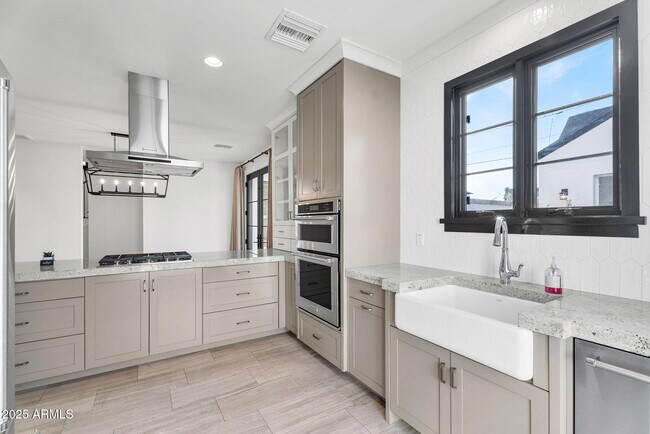 Building Photo - 4901 E Amelia Ave