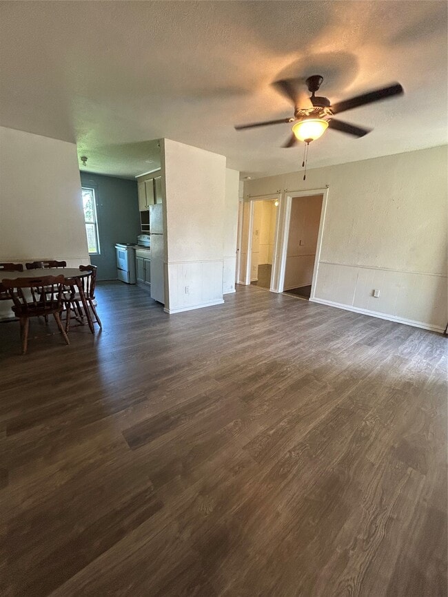 Building Photo - 1102 W 10th St