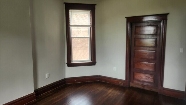Building Photo - "Spacious 5-Bedroom Gem with 2 Full Baths in St. Louis – Your Ideal Family Home Awaits!"