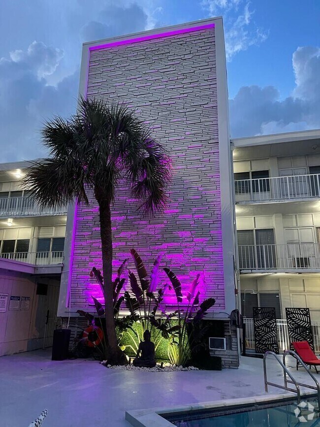 Building Photo - 2101 Normandy Dr