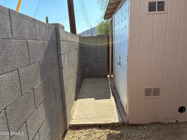 Building Photo - 1349 E Sahuaro Dr