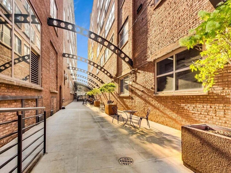 Building Photo - 500 S Clinton St