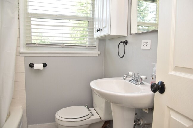 Building Photo - Updated 2 Bed 1 Bath on Large lot with Fenced Backyard and detached Garage!