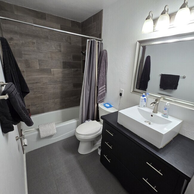 Building Photo - 1048 Monte Largo Dr NE