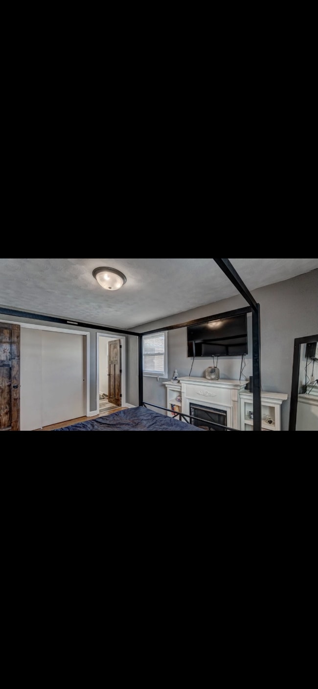 Building Photo - 3323 Parkview Dr