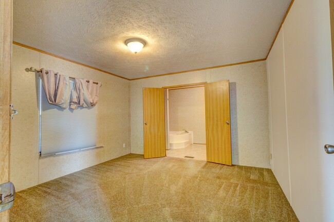 Building Photo - 3569 Oakdale Dr