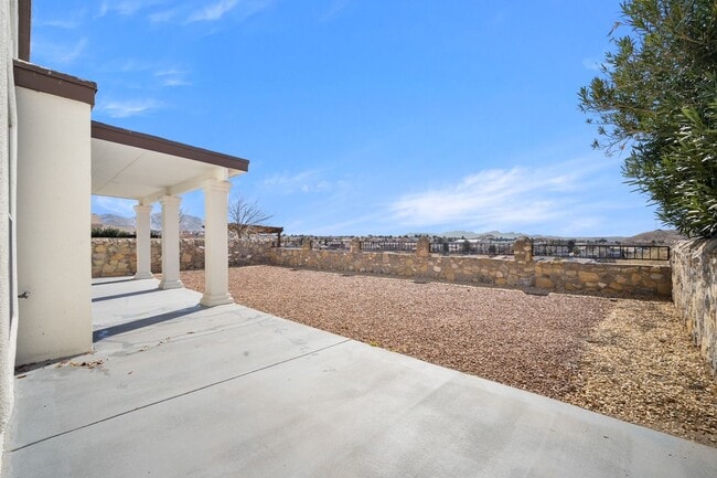 Building Photo - Stunning 4 bedroom, 2.5 bath home in West ...