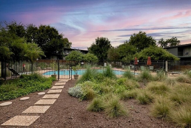 Building Photo - 1304 Mariposa Dr