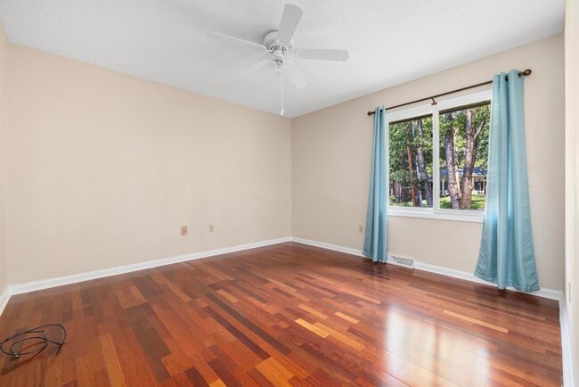 Building Photo - 517 Bramblewood Dr