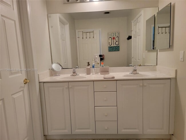 Building Photo - 15625 SW 52nd Ct