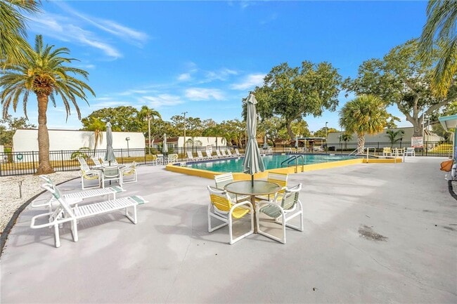 Building Photo - 9224 Mission Oaks Blvd