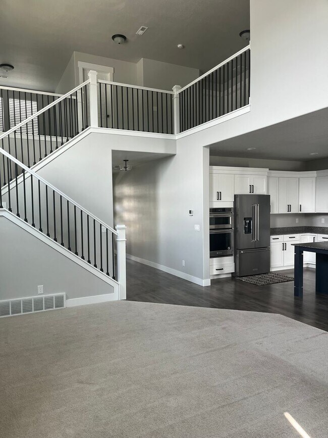 Building Photo - Three Bed, Two and Half Bath Home in Eagle Mountain