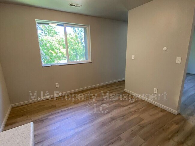 Building Photo - 2523 S Lakecrest Dr