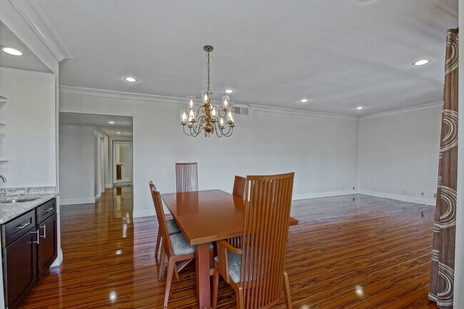Building Photo - NICELY REMODELED, 2BR2.5BA, 1700 SQ FT CON...