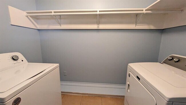 Building Photo - 44 W Tri Oaks Ln