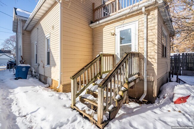 Building Photo - 716 Central St