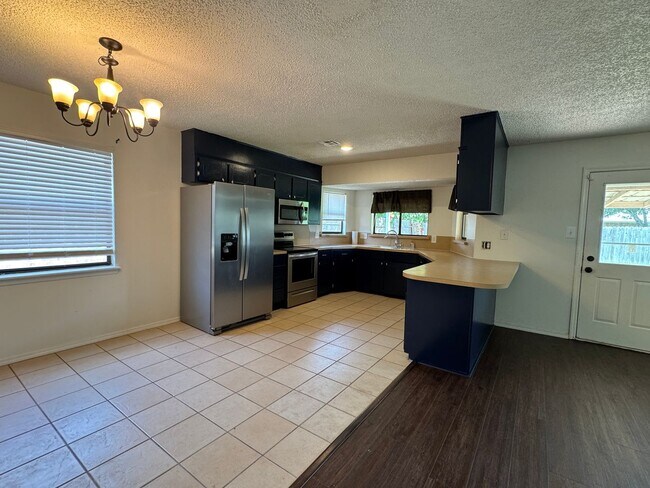 Building Photo - 4718 SE 47th- AVAILABLE NOW!
