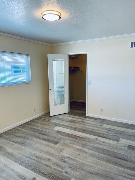 Building Photo - 1129 N Barston Ave