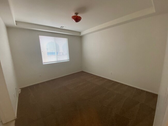 Building Photo - Beautiful 3 Bedroom 2 and 1/2 Bathrooms Ho...