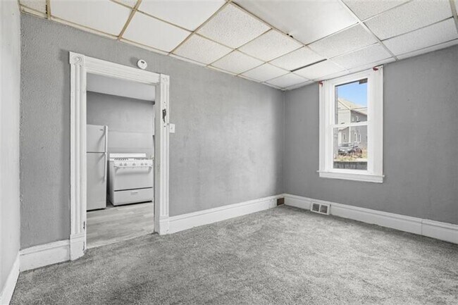 Building Photo - 5-bedroom, 1-bath home in East Pittsburgh