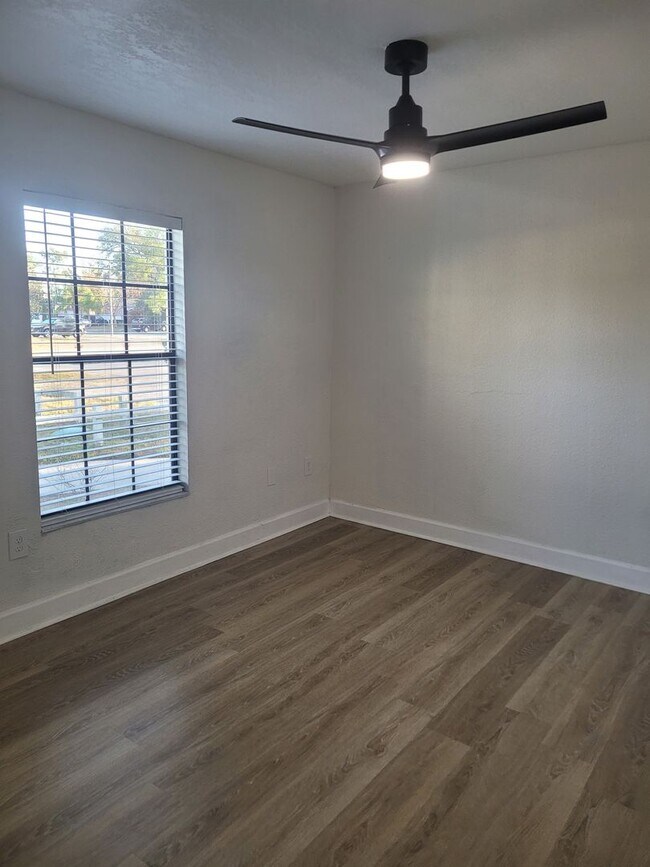 Building Photo - 1236 Dovehill Dr