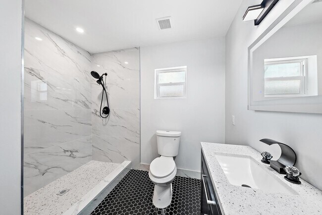 Building Photo - 135 E 28th St