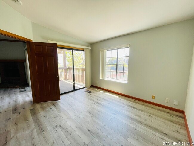 Building Photo - 8880 Villa La Jolla Dr