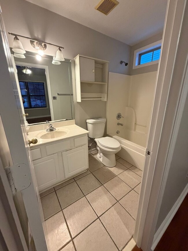 Building Photo - 3 Bedroom Available Now!