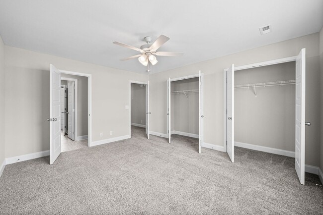 Building Photo - Two Bedroom with Garage!