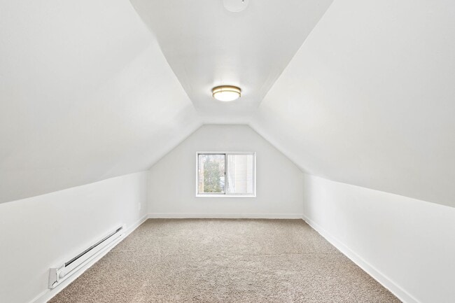 Building Photo - Stunning 4 bedroom in McKees Rocks availab...