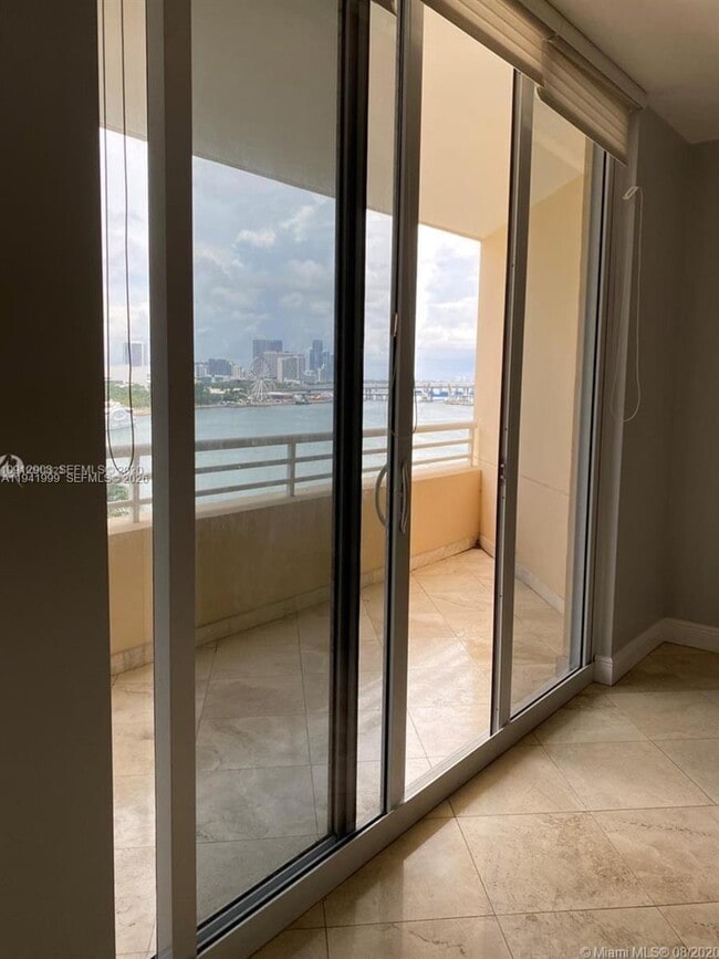 Building Photo - 808 Brickell Key Dr