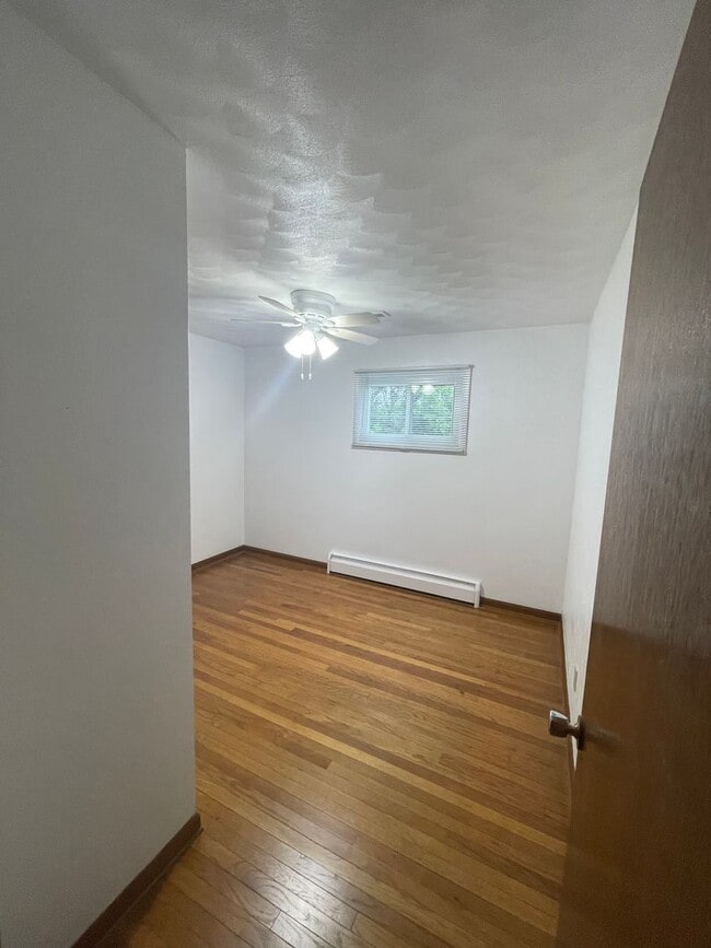 Building Photo - Raised Ranch with a 2 car attached garage in PV Schools