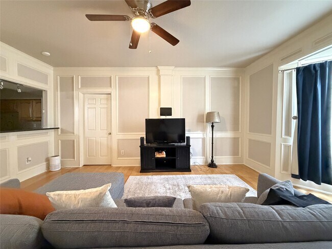 Building Photo - 2255 Braeswood Park Dr