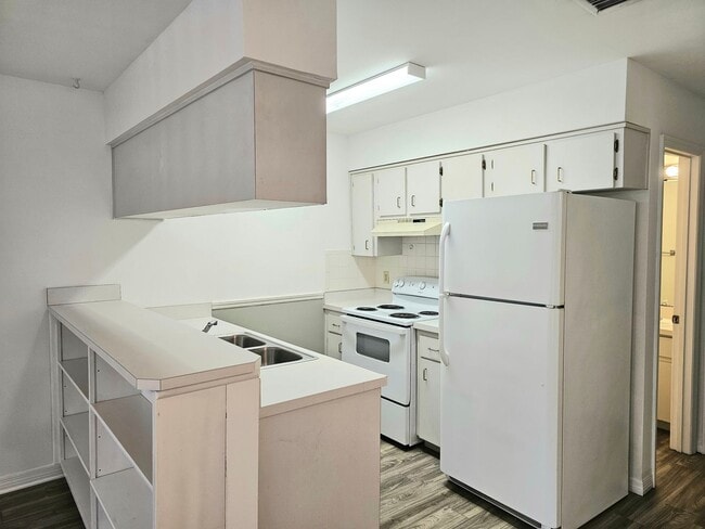 Building Photo - 2nd floor Crystal Landings Condo with Pool...