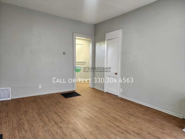 Building Photo - 147 Rhodes Ave