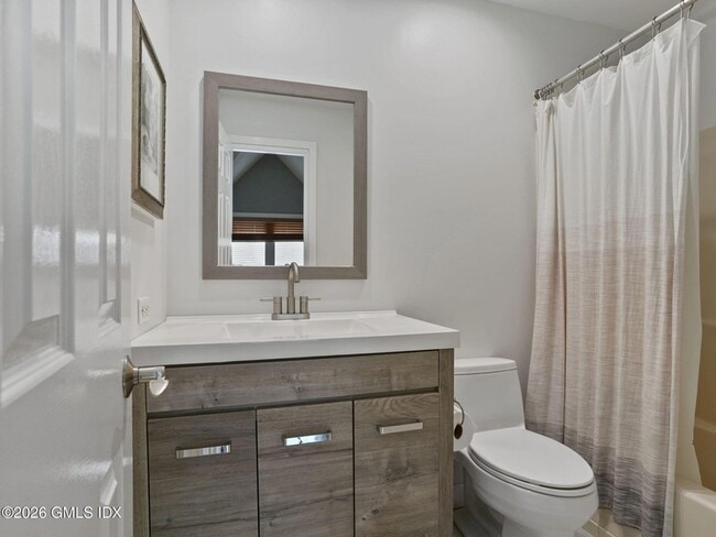 Building Photo - 453 E Putnam Ave